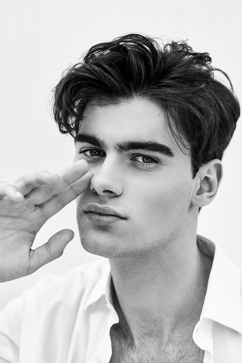 Красивый темноволосый парень