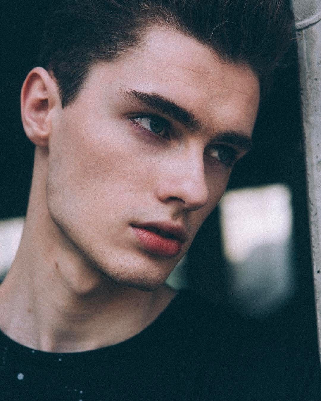 Оливер модель брюнет