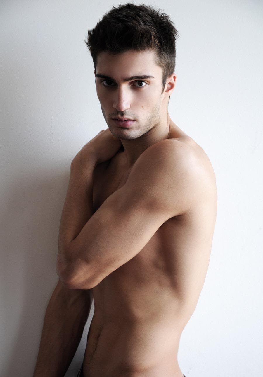 Мужчина брюнет с карими глазами