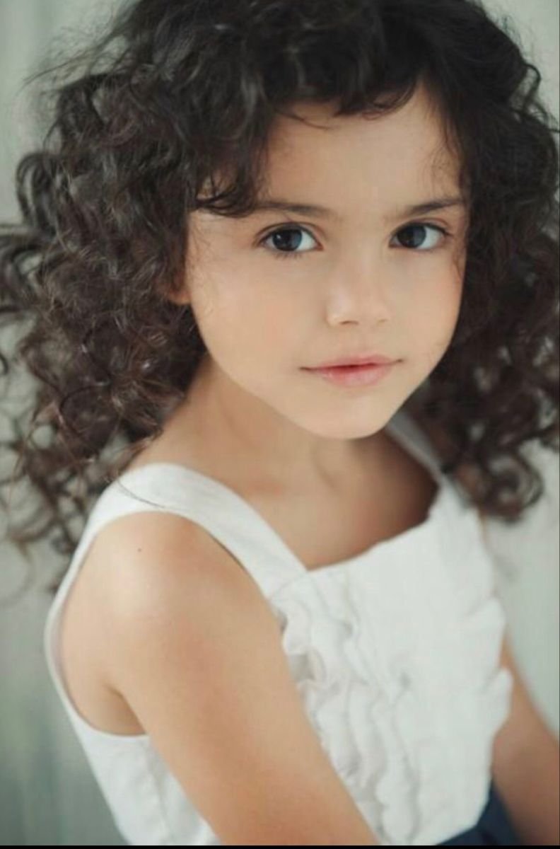 Кудрявая девочка