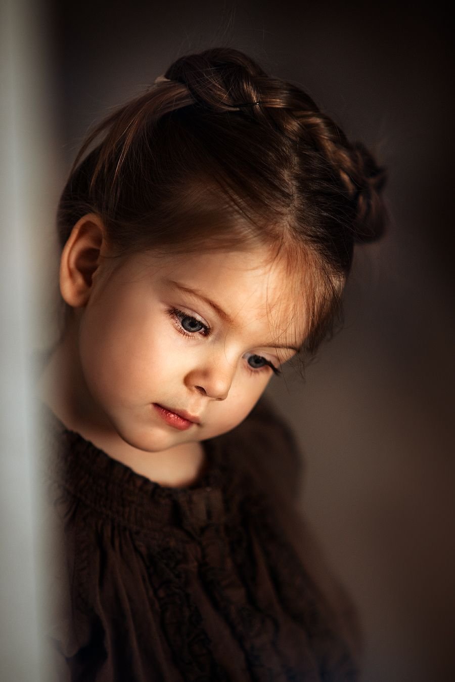 Маленькая девочка с карими глазами