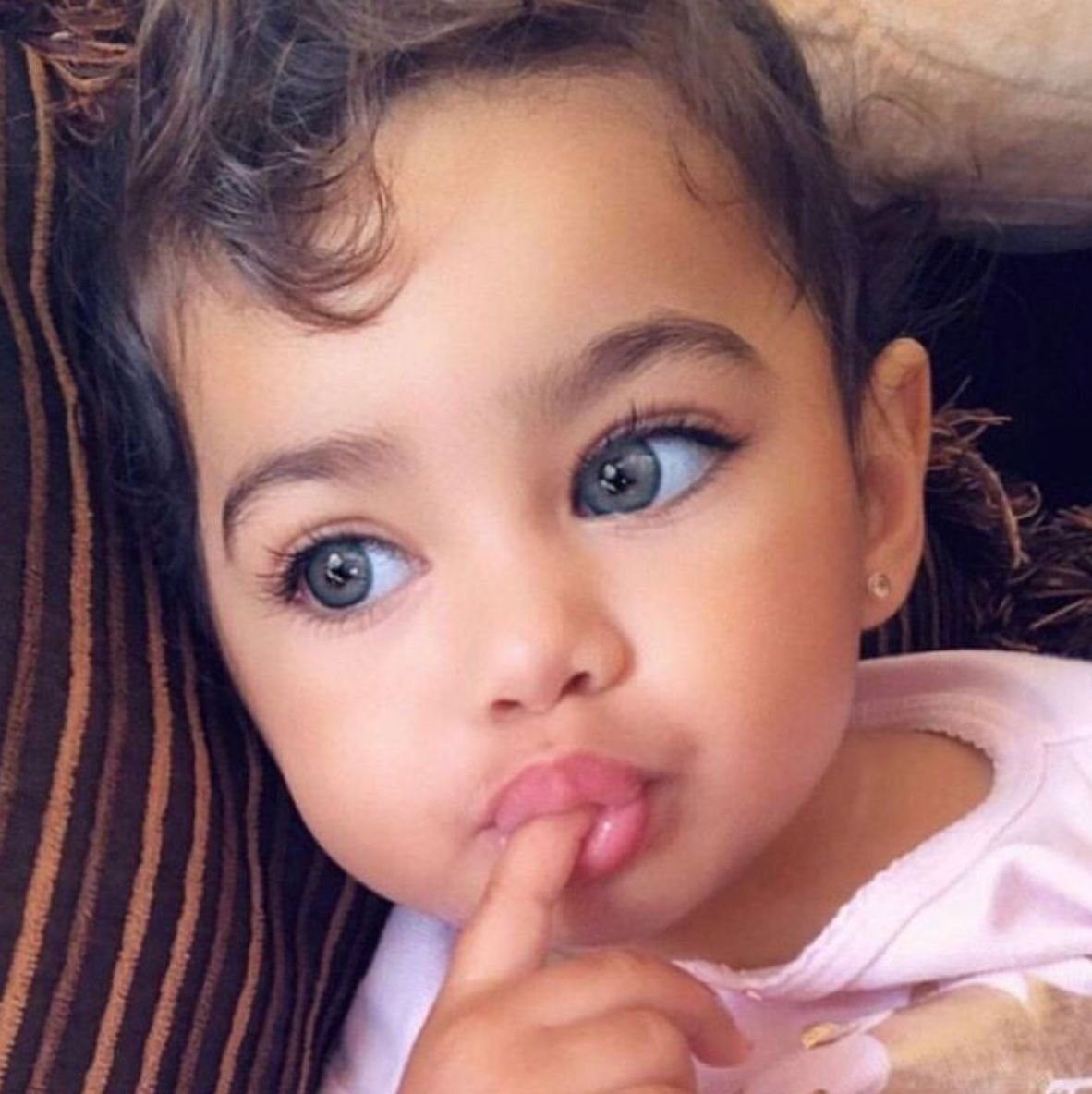 Красивые дети с большими глазами