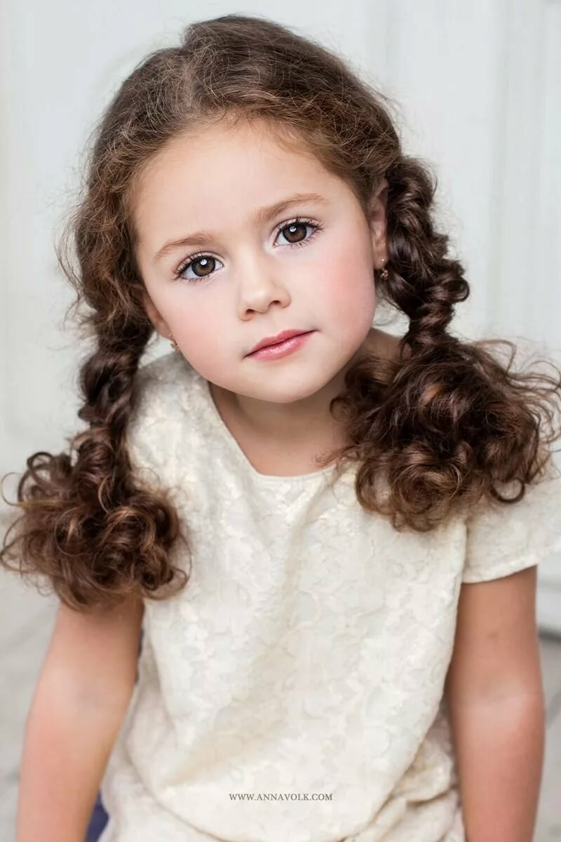 Кудрявая девочка