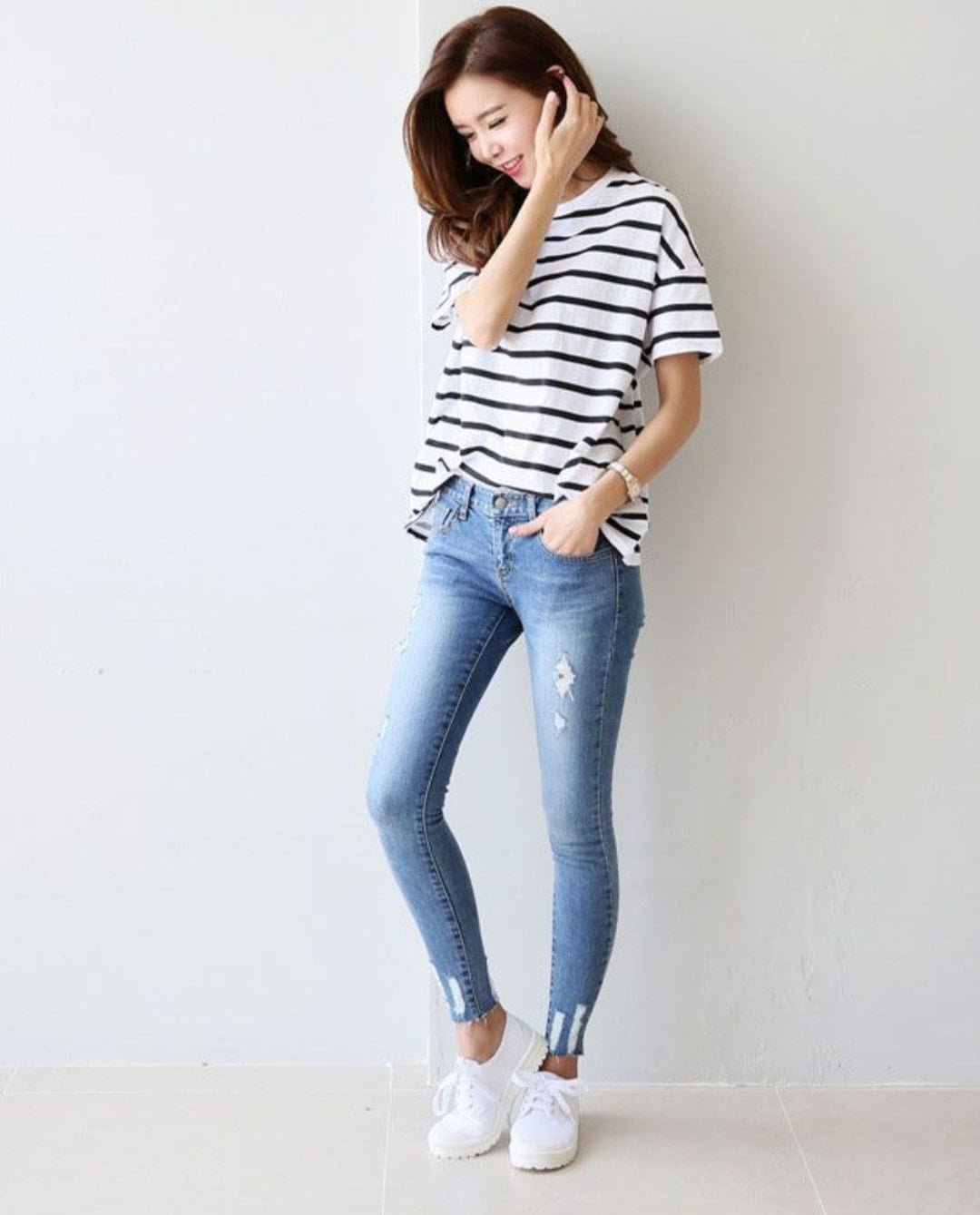 Джинсы и облегающая футболка