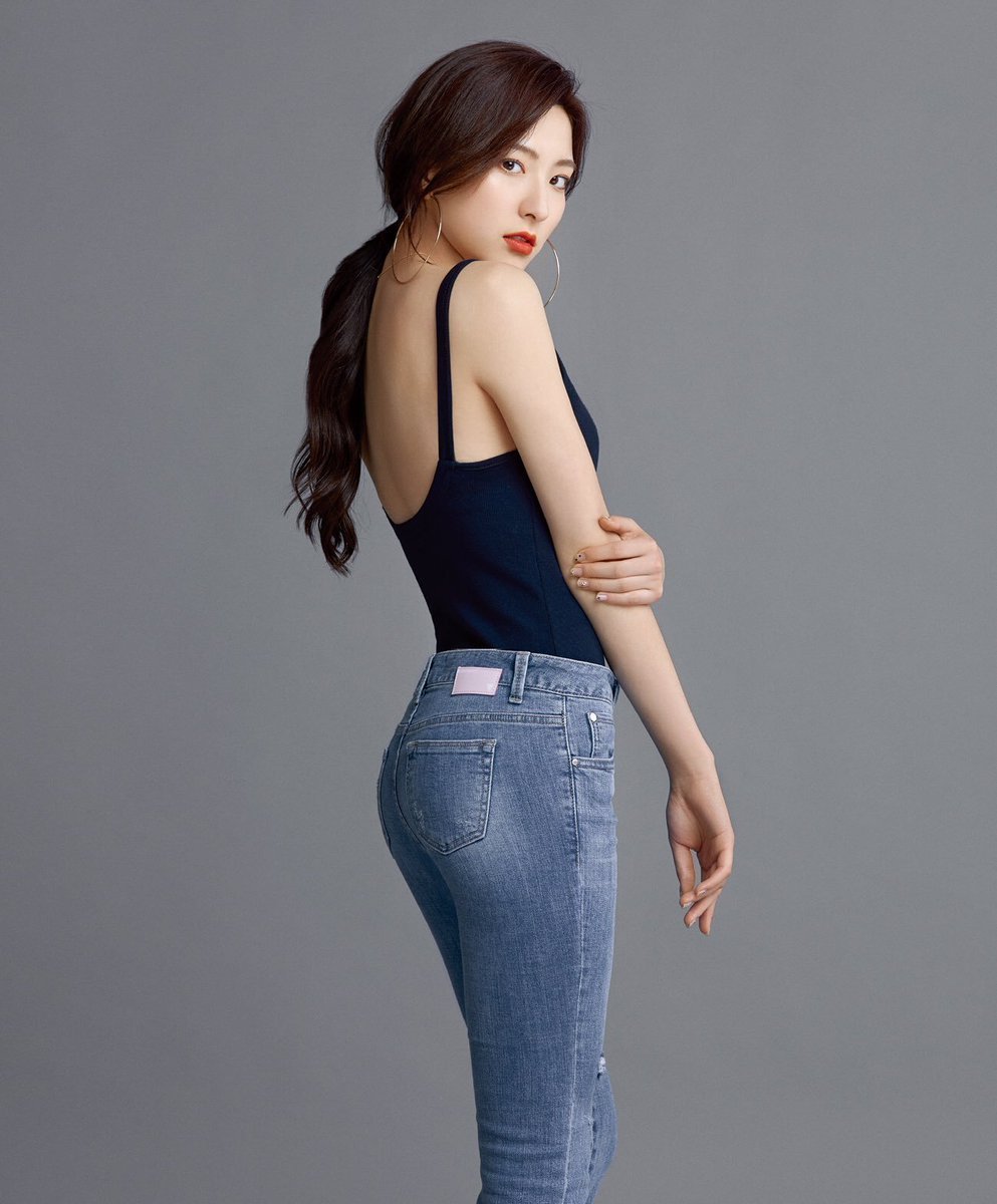 Девушки кореянки в джинсах