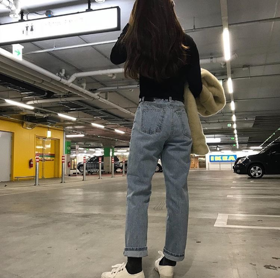 Кореянки в джинсах без лица