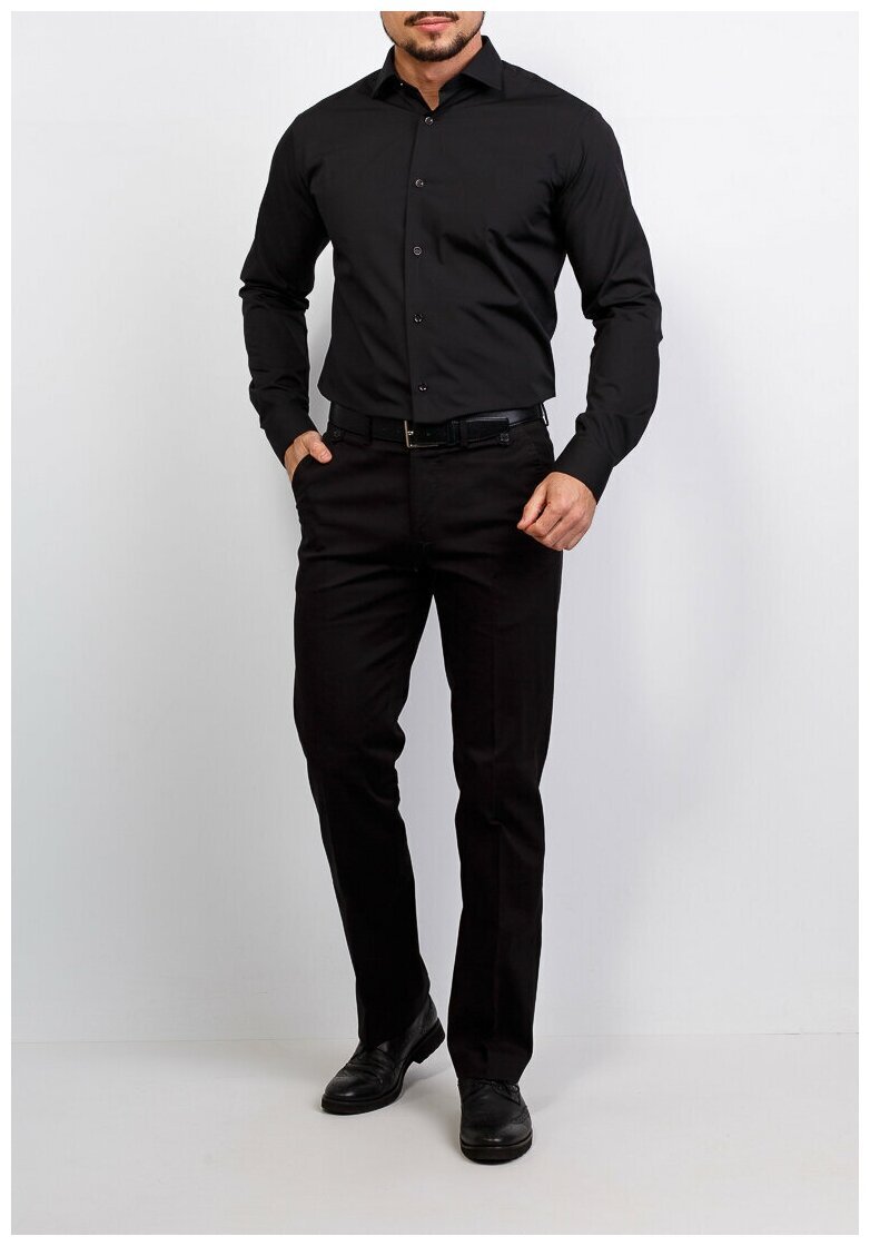Мужчина в черной рубашке и черных брюках
