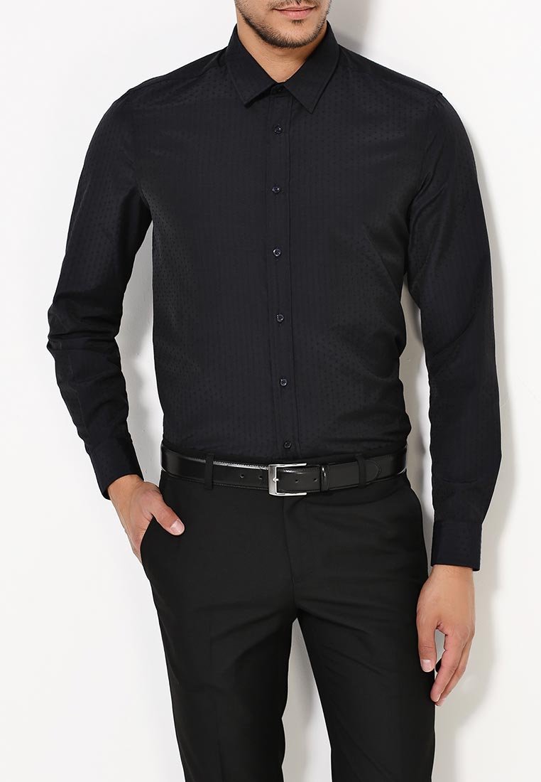 Черная рубашка и черные брюки