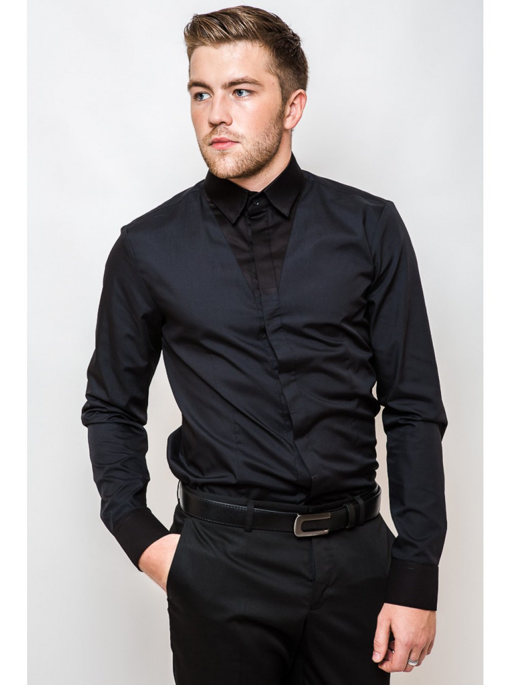 Парень в черной рубашке