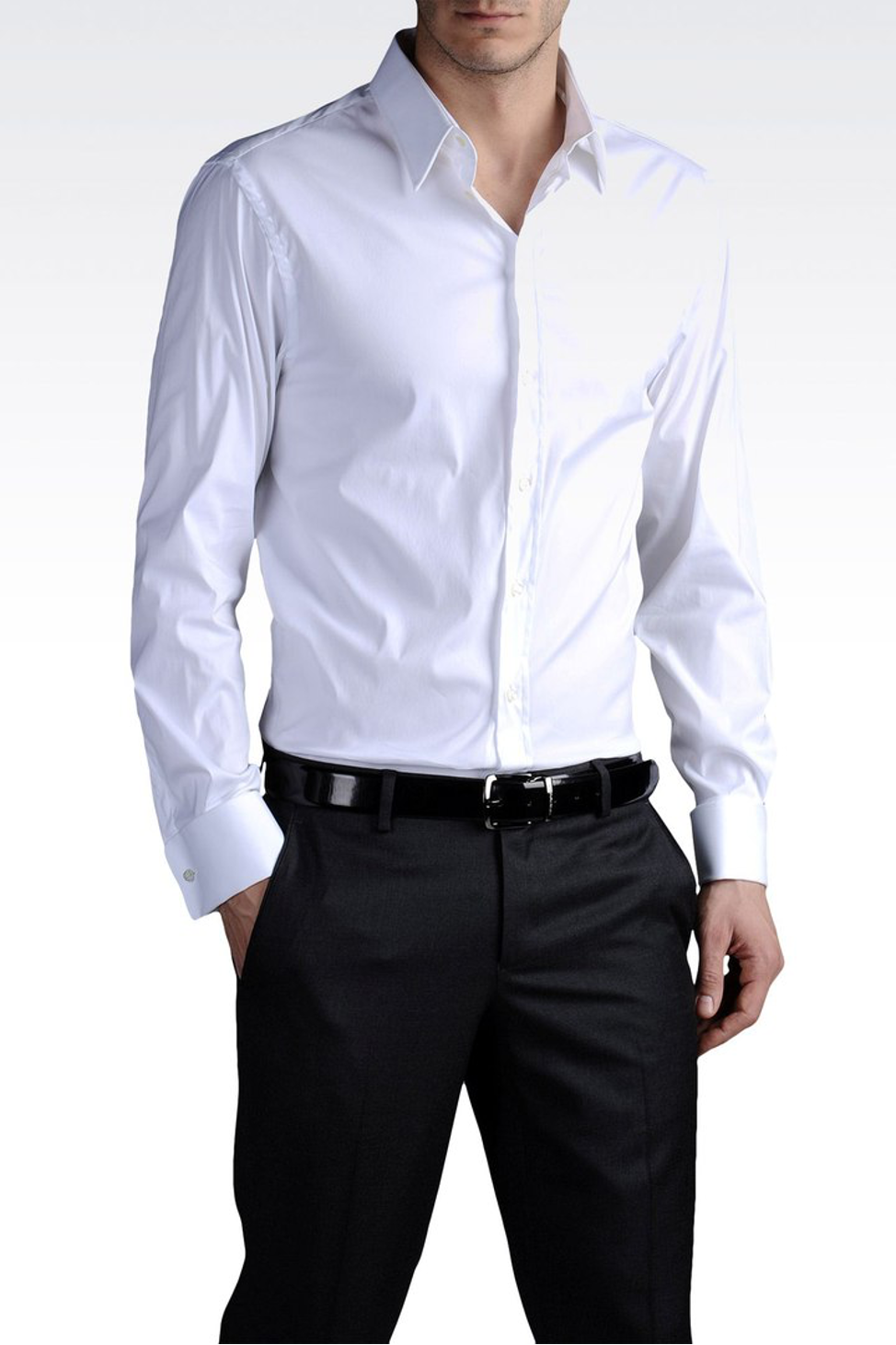 Мужчина в брюках и рубашк