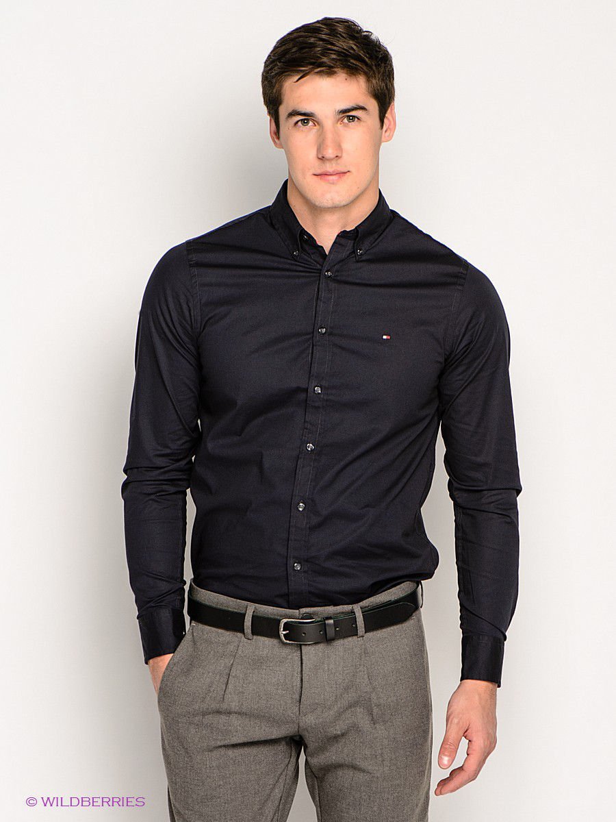 Мужчина в черной рубашке