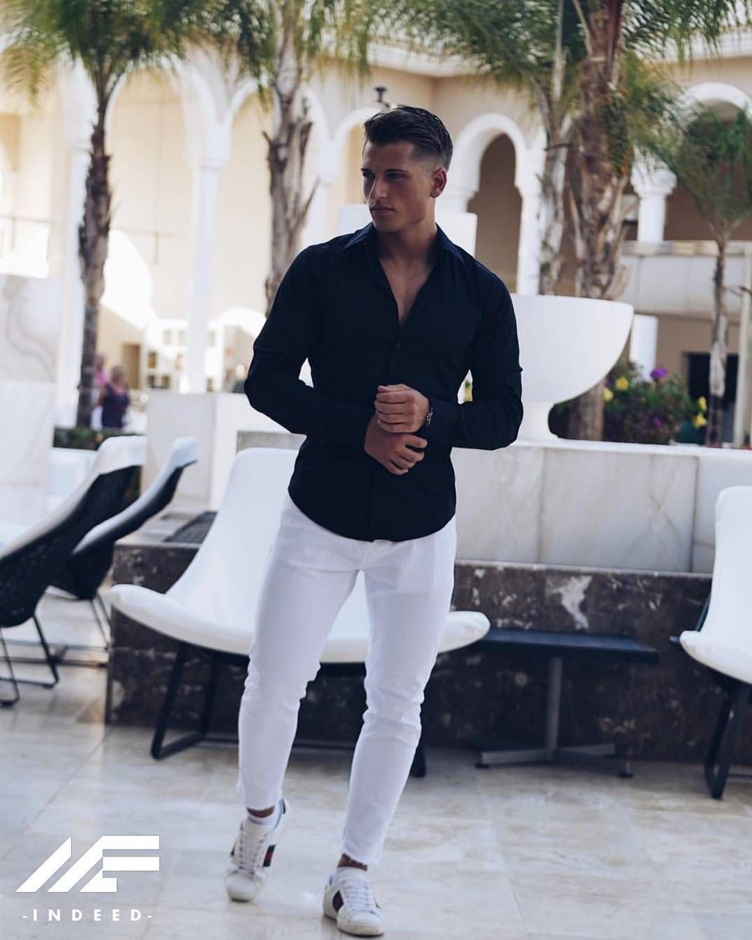 Белые брюки черная рубашка мужчина