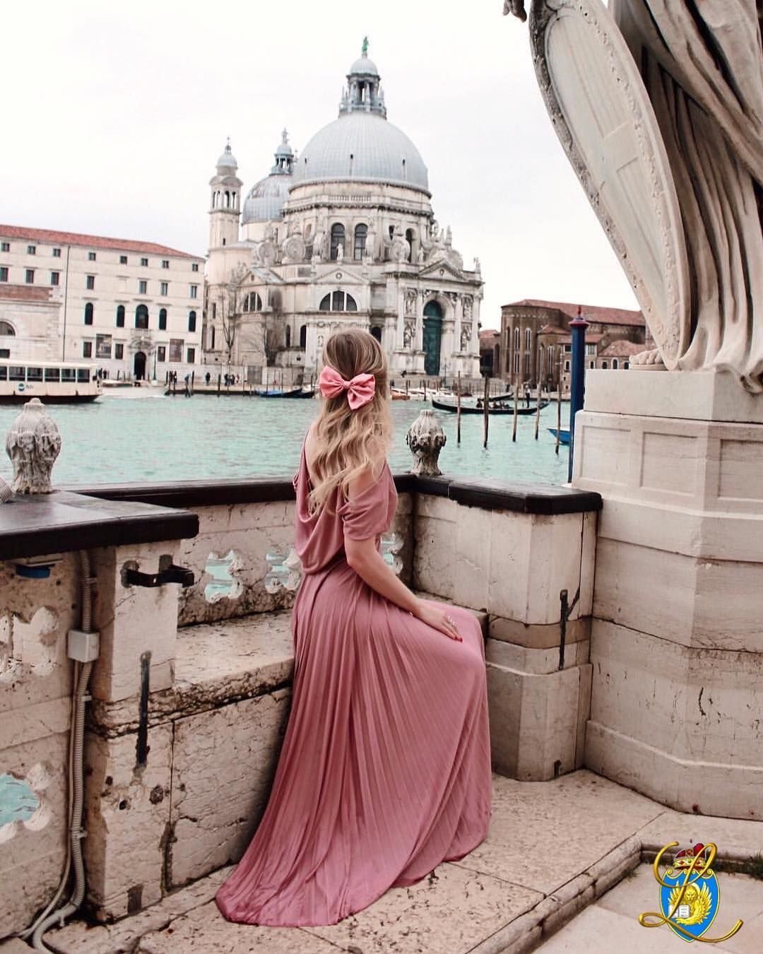 Девушка в венецианском платье