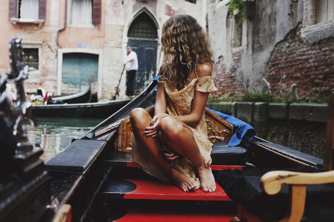 Венеция девушка на гондоле