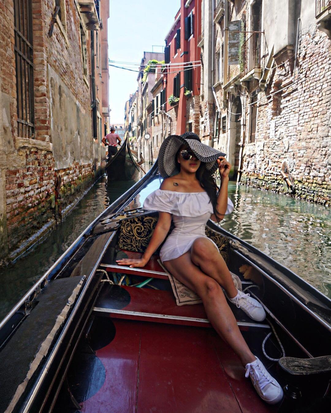 Девушка на гондоле спиной