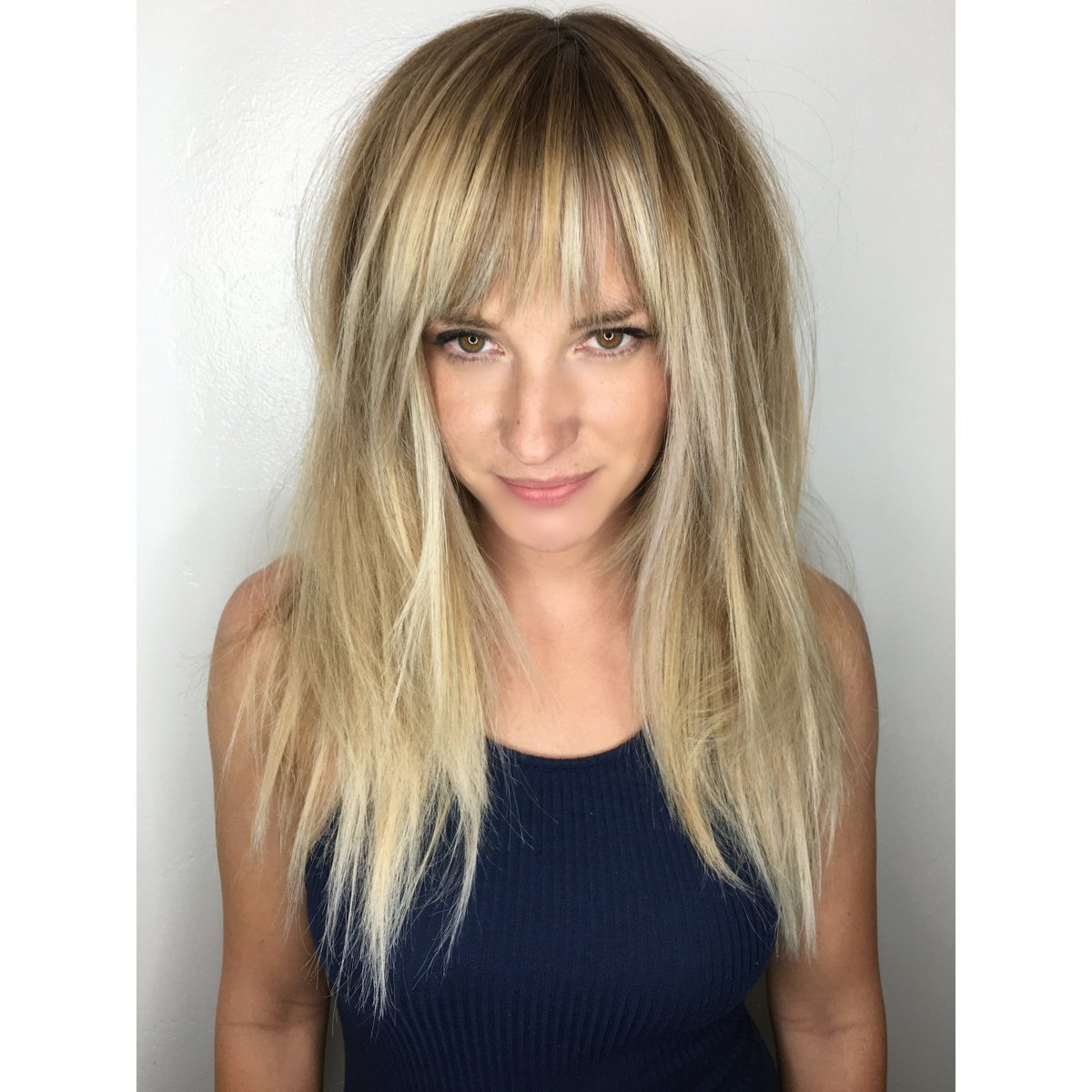 Лесенка на средние волосы с челкой шторкой