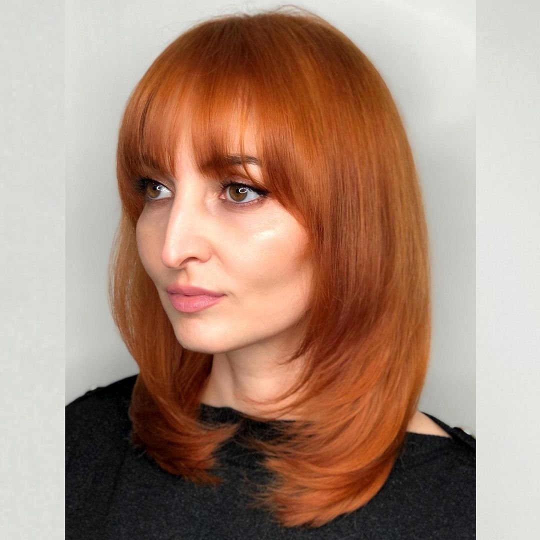 Стрижка лесенка с челкой шторка