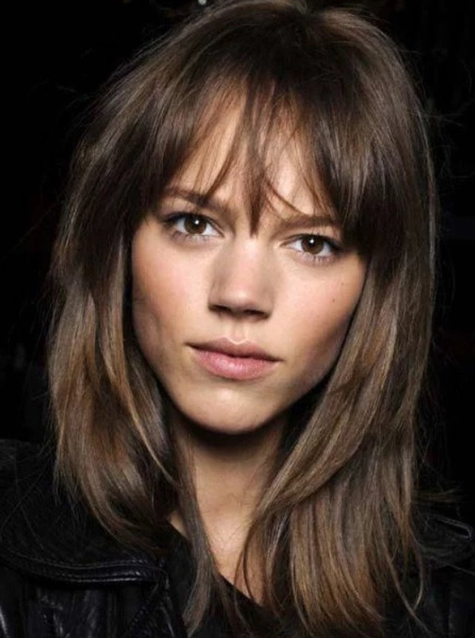 Стрижки на средние русые волосы с челкой