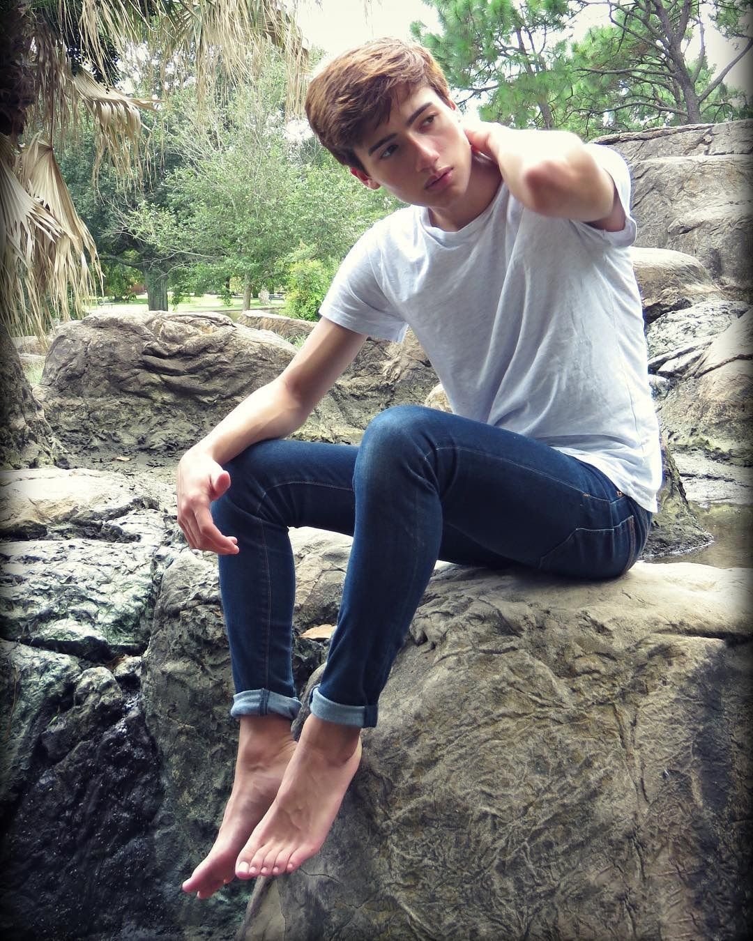 Стопы парней подростков