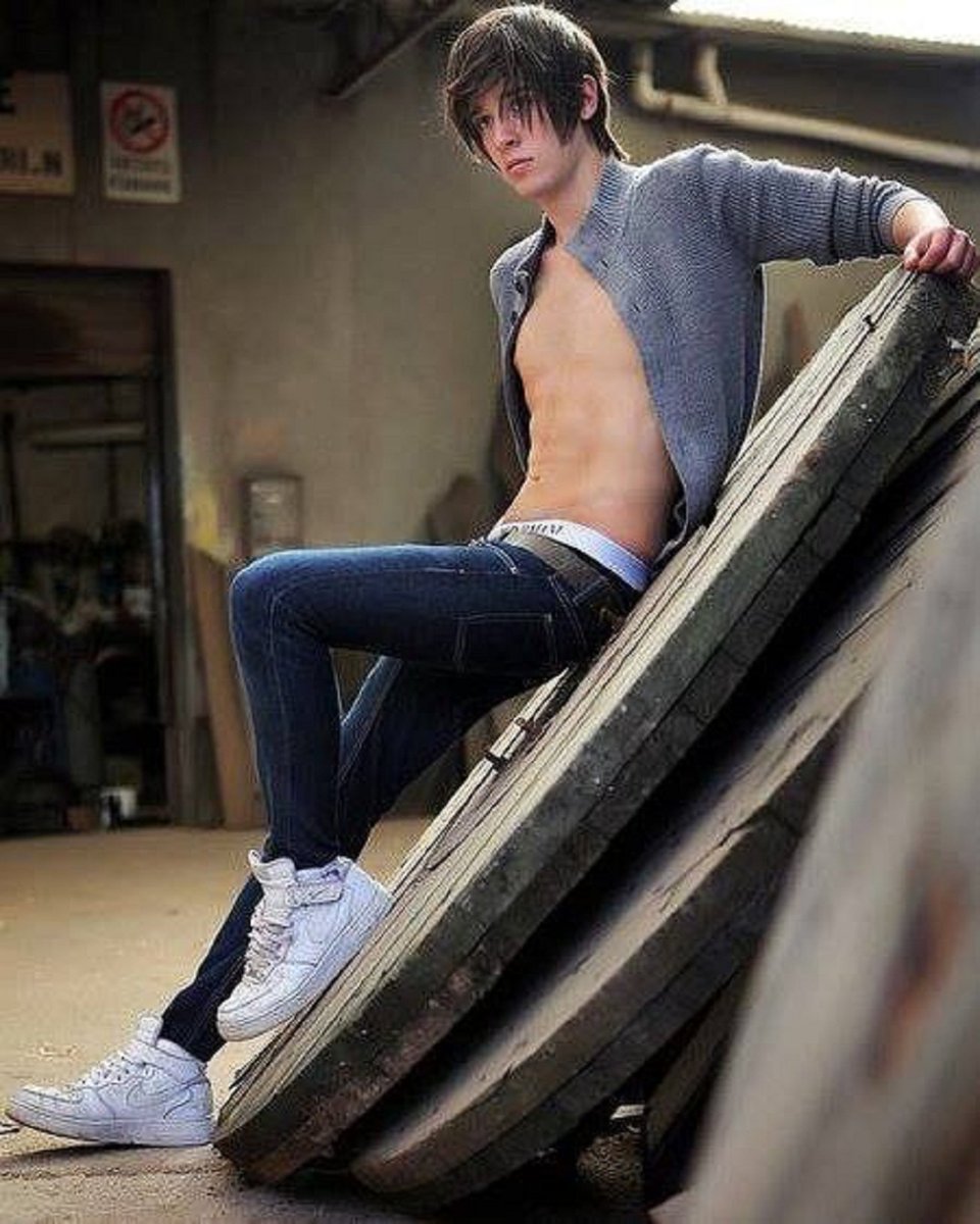 Худые парни в джинсах