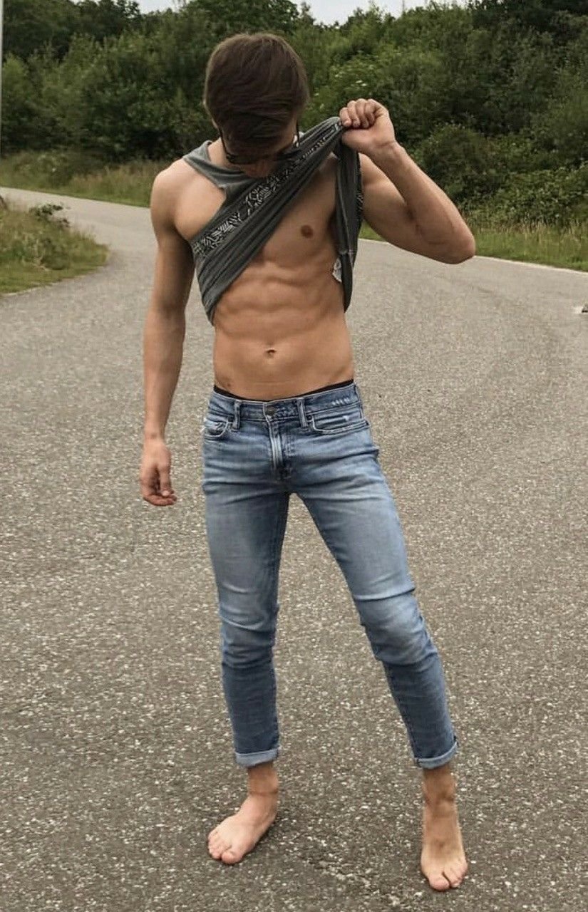 Парень в расстегнутых джинсах
