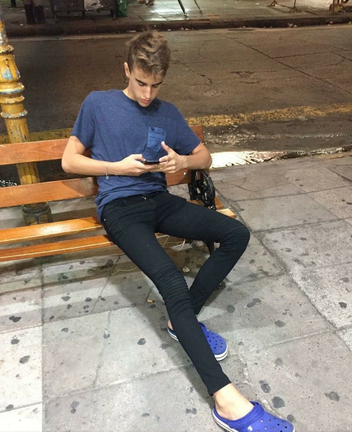 Мальчики в облегающих джинсах