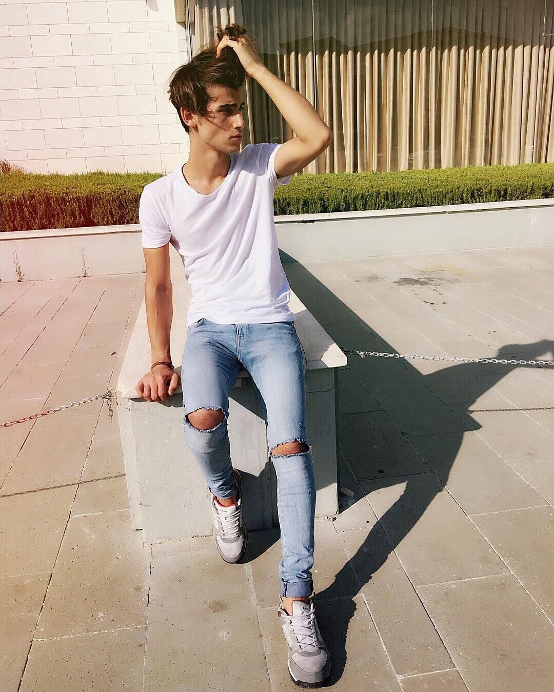 Юноши в узких джинсах