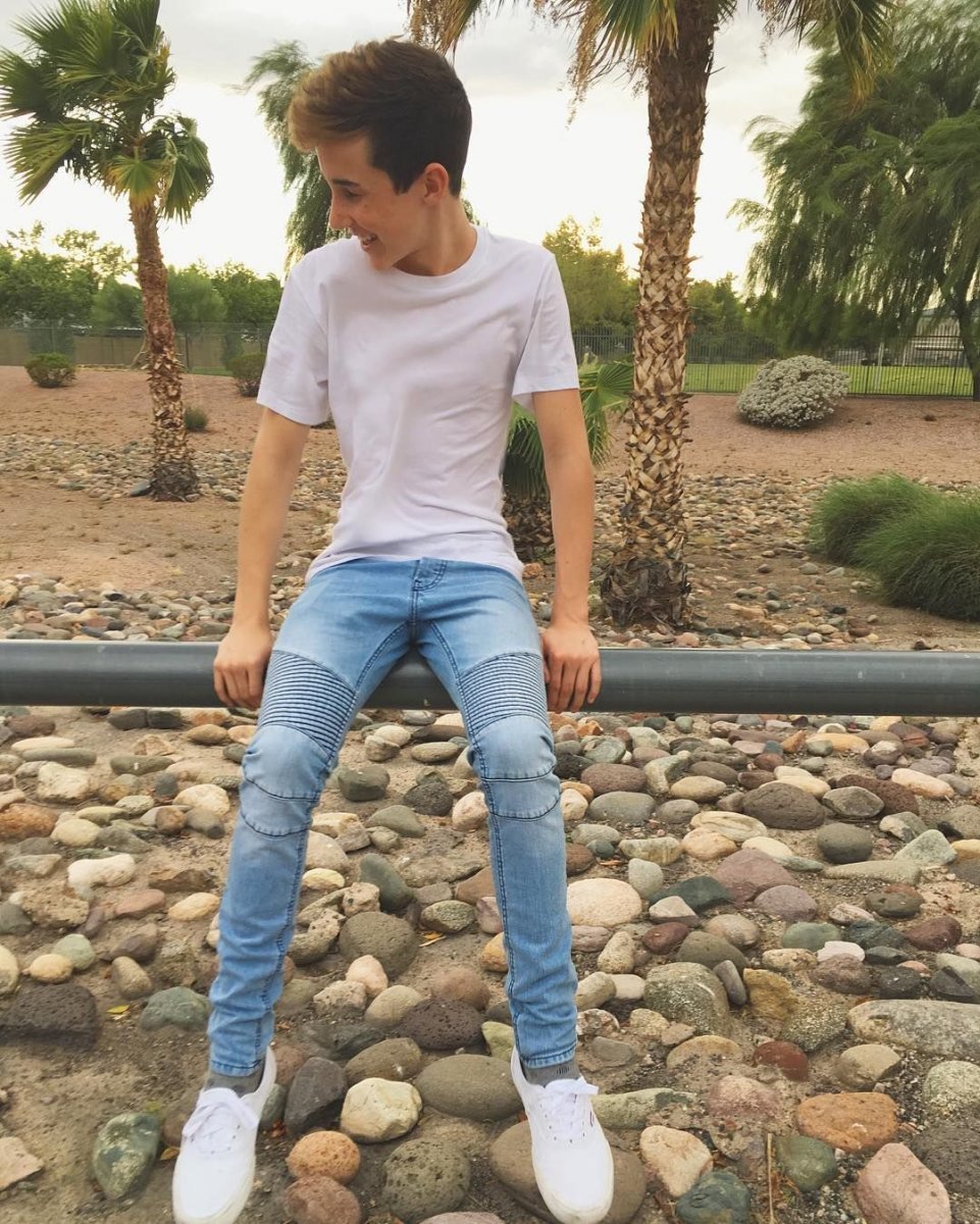 Мальчики в облегающих джинсах