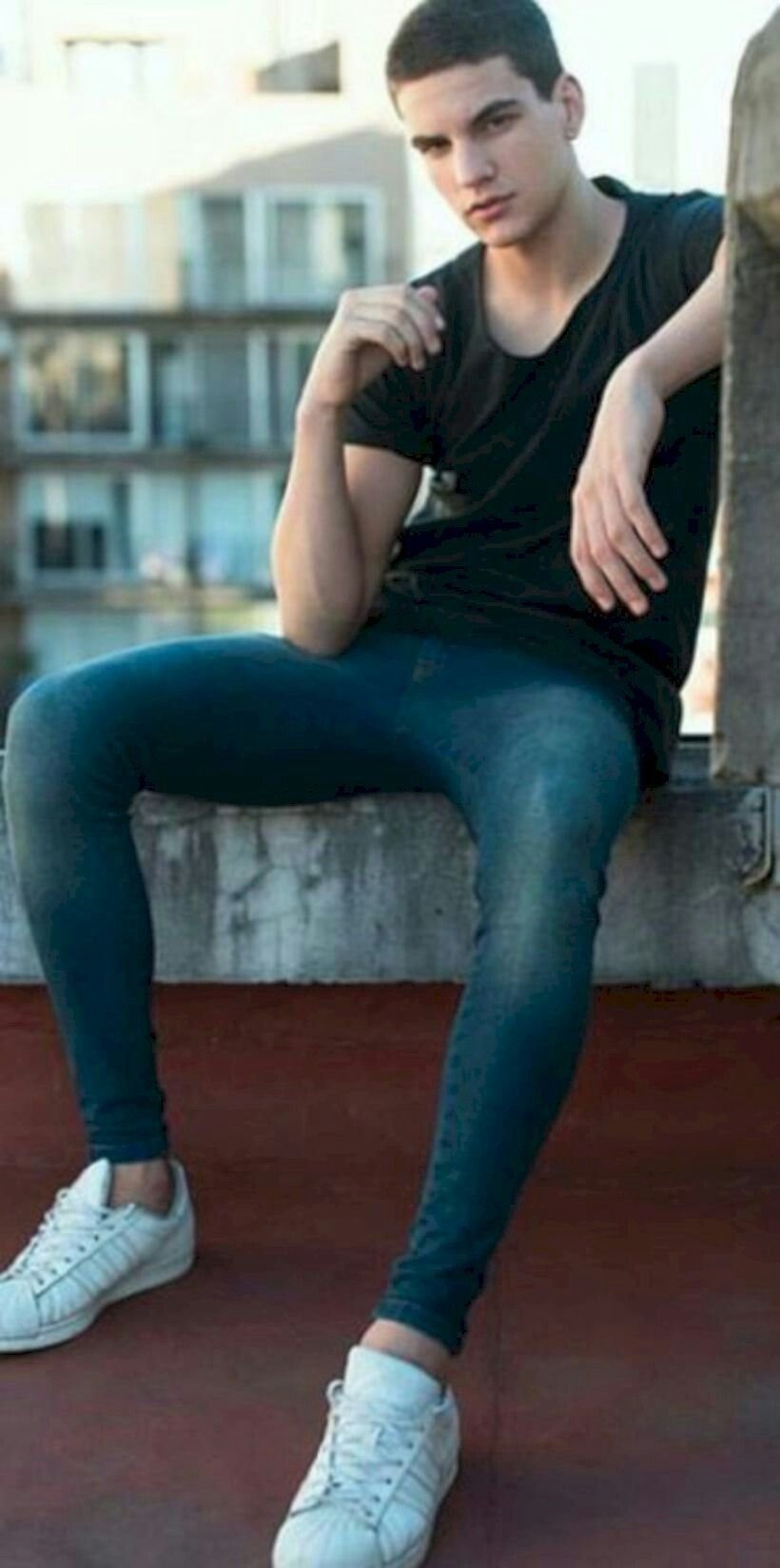 Парни в обтягивающих джинсах