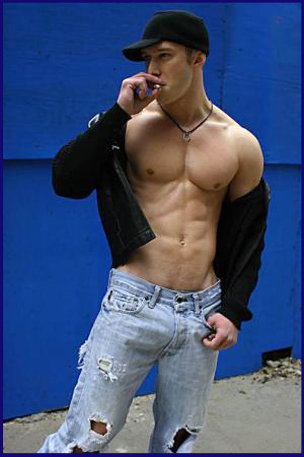 Парень в расстегнутых джинсах