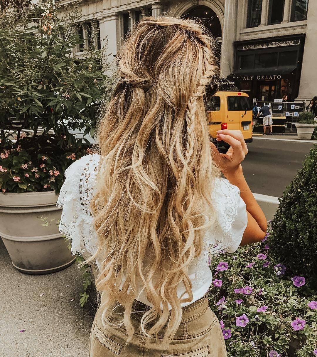 Распущенные светлые волосы