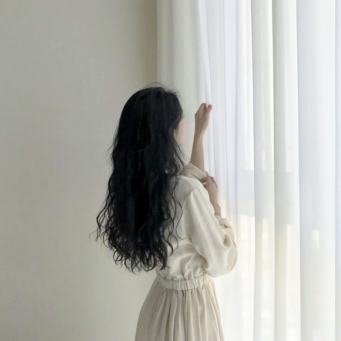 Девушка с черными волосами Эстетика