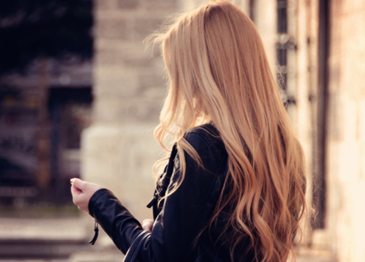 Блондинка с длинными волосами со спины