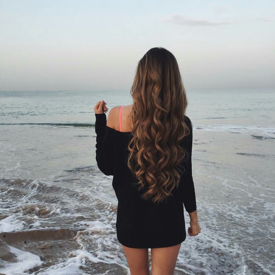 Девушка с русыми волосами сзади