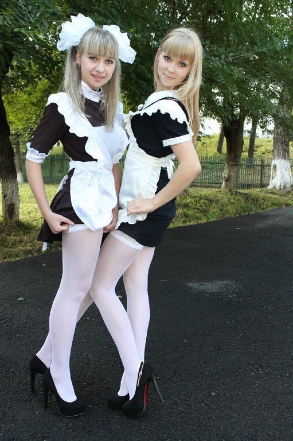 Выпускницы в белых колготках