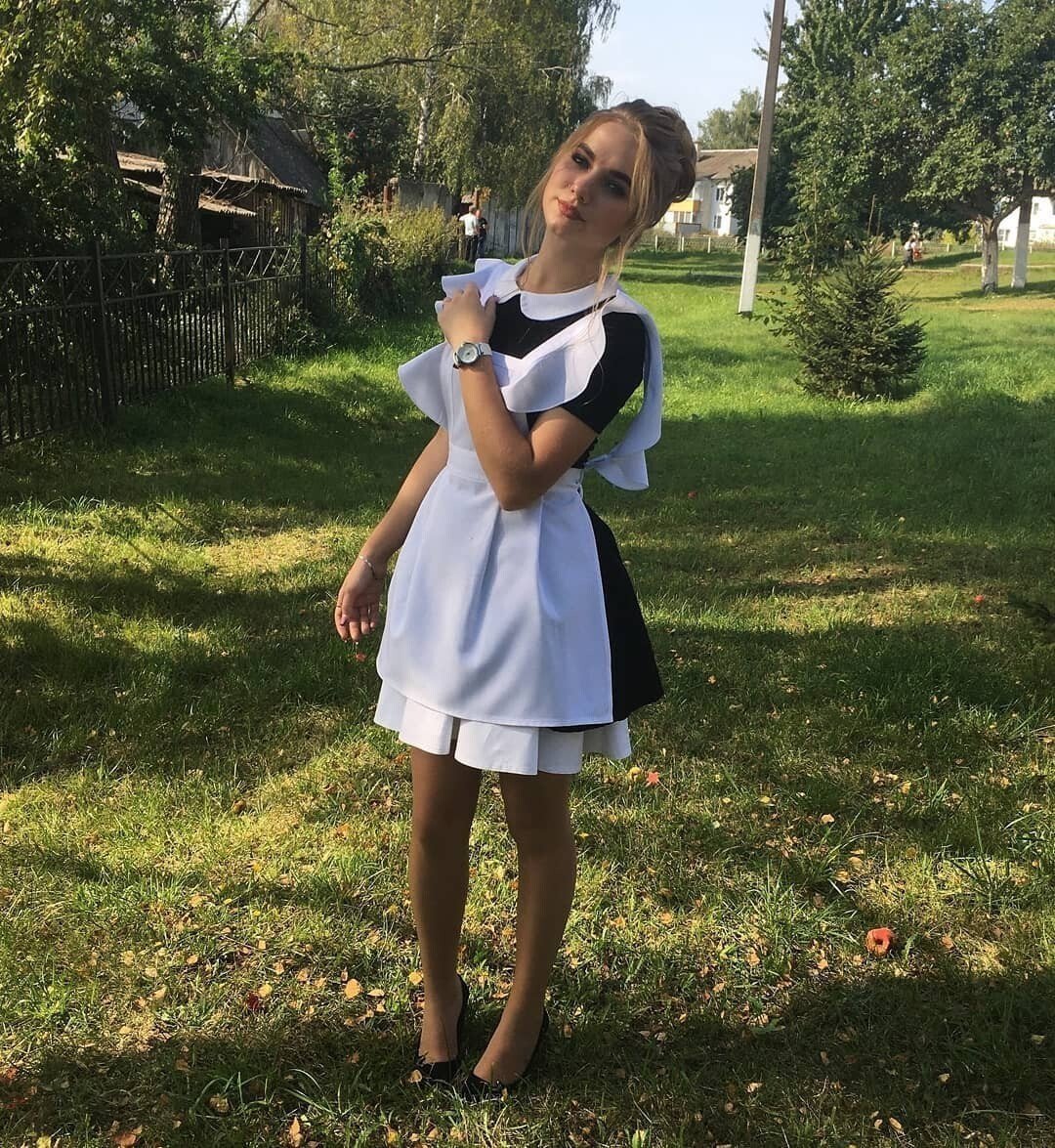 Красивые выпускницы в школьной форме