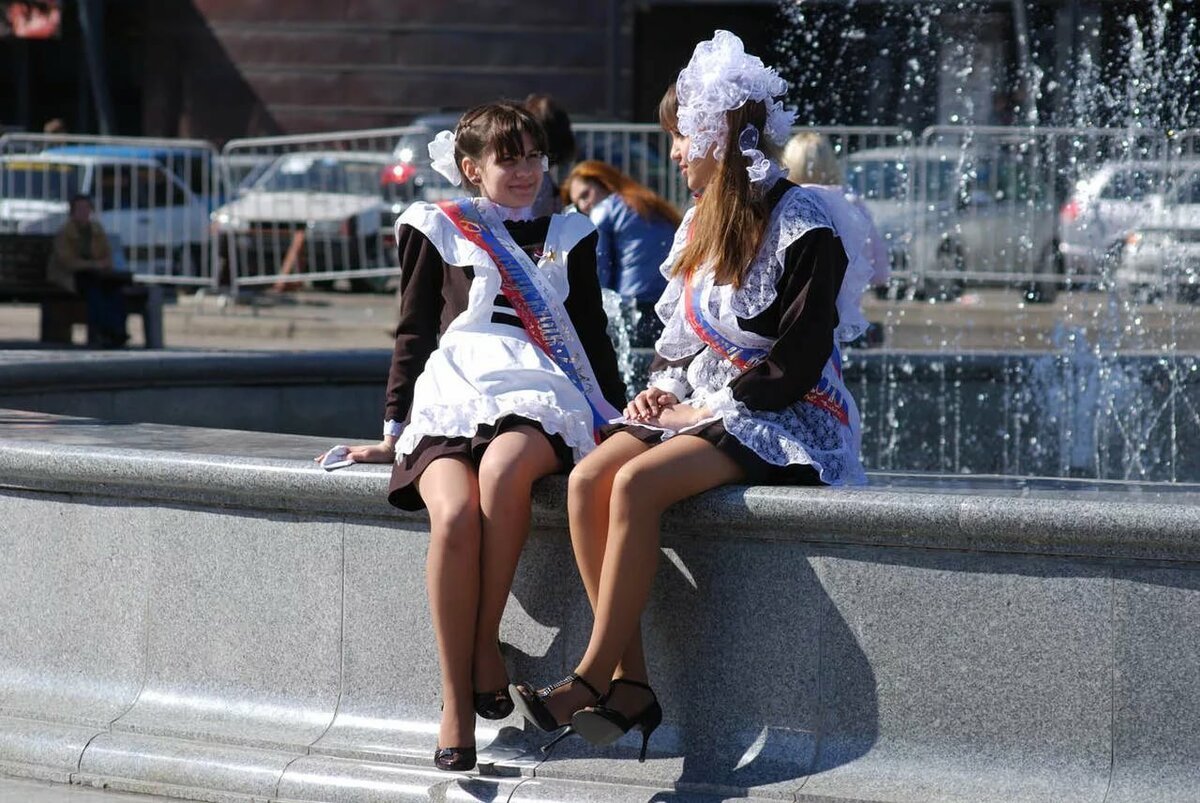 Школьные выпускницы