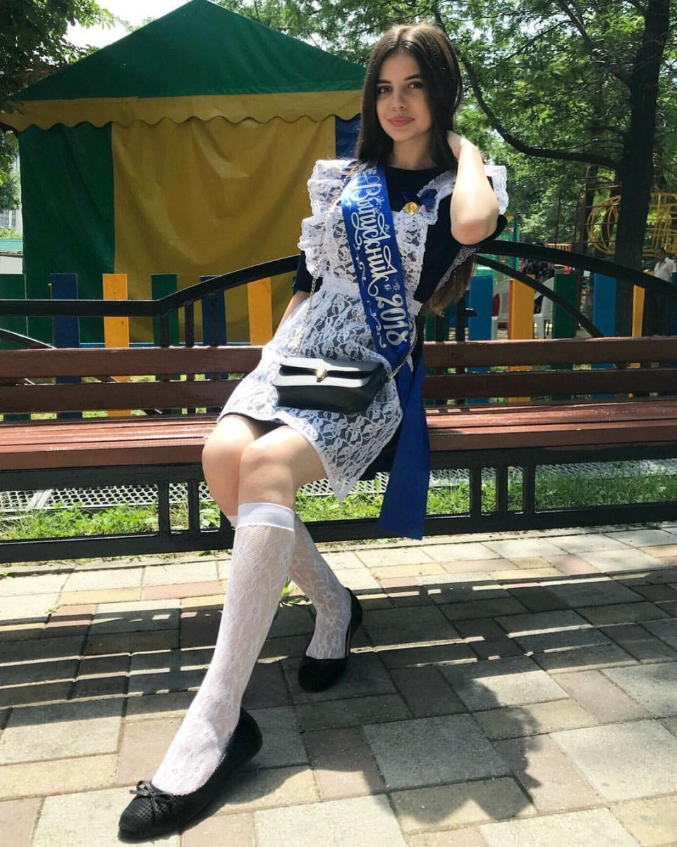 Выпускницы в коротких платьях