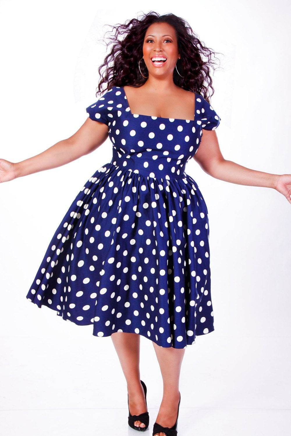 Платье в горошек для полных девушек