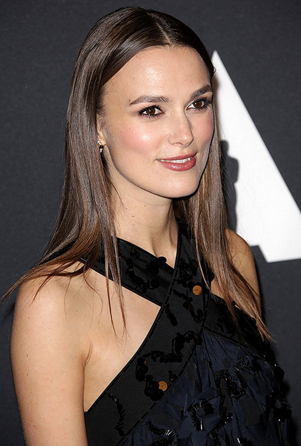 Кира Найтли с длинными волосами