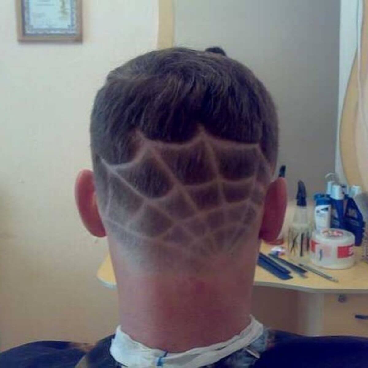 Паутина на голове стрижка