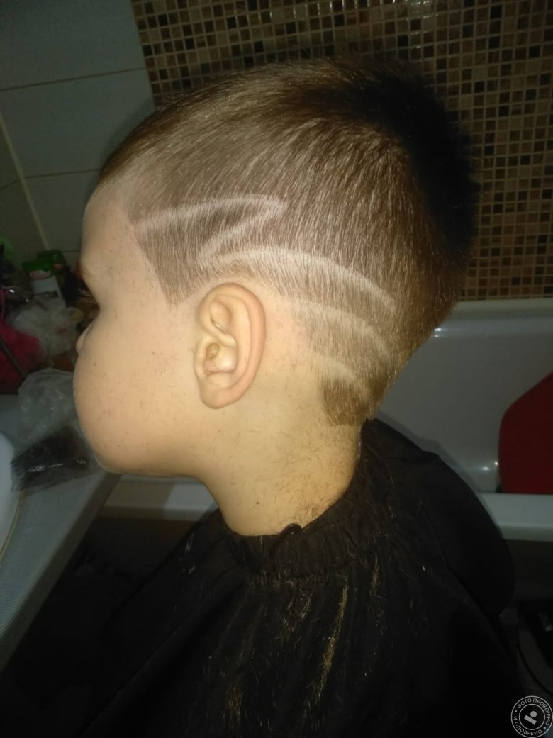 Выбритые полоски на голове у мальчиков