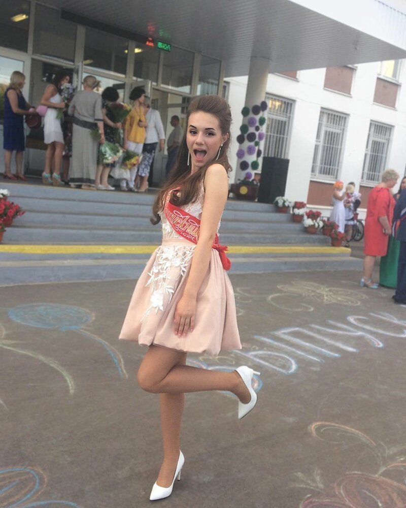 Выпускницы в красивых платьях