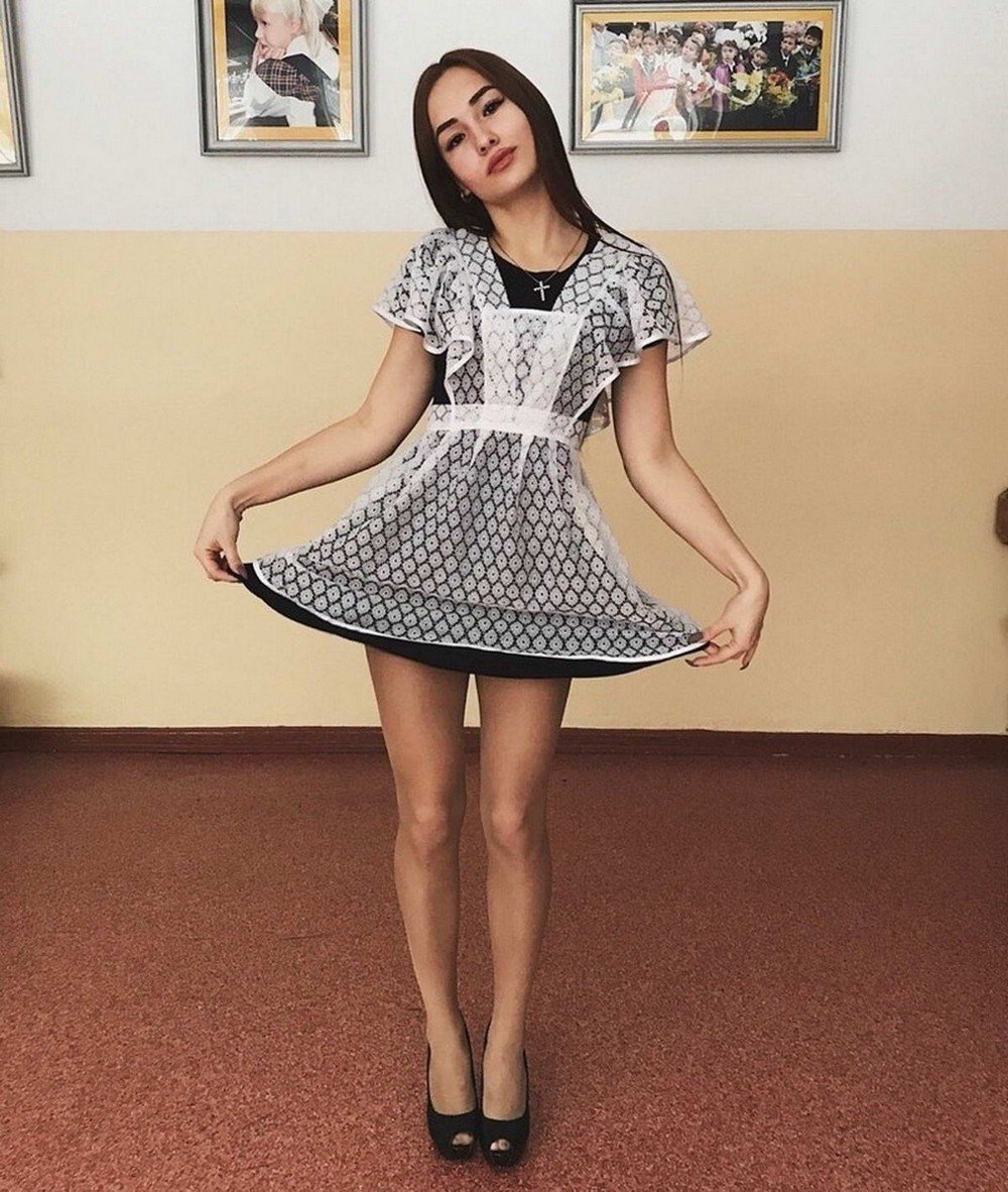 Красивые выпускницы в мини платьях