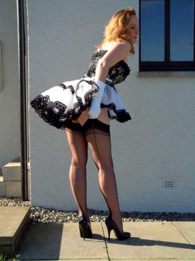 Короткое платье задралось