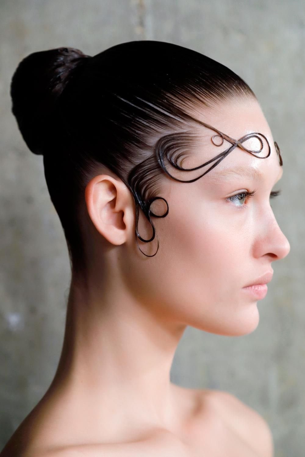 Завиток на лице прическа