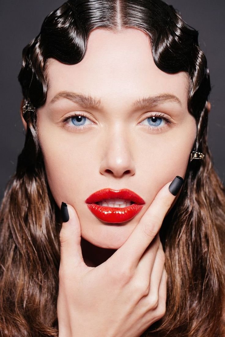 Волны из волос на лбу