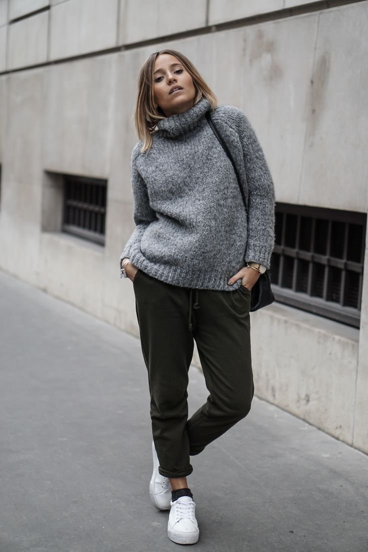 Спортивные брюки и свитер