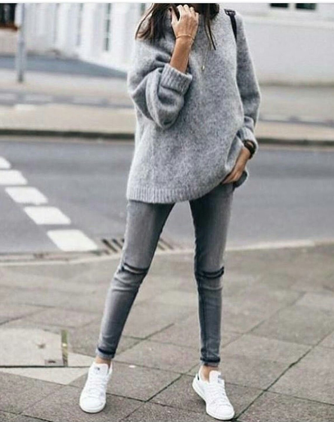 Образ с серыми джинсами