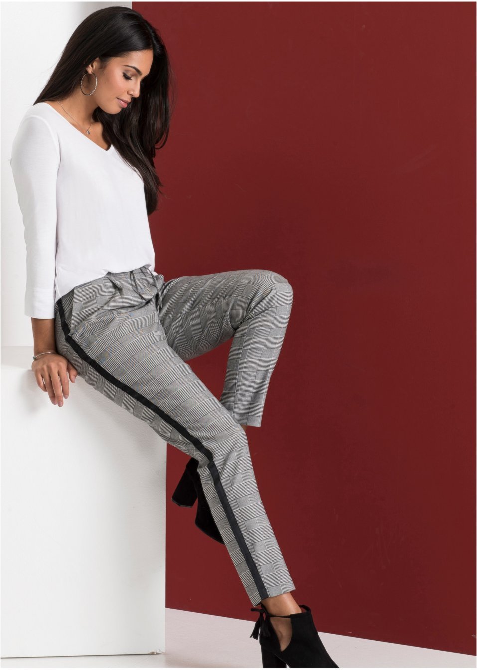 Серые брюки с лампасами